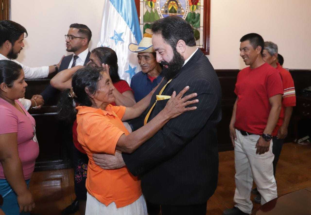 Presidente Luis Redondo recibe a habitantes de Intibucá para ayudar a solventar problemas de títulos de tierra